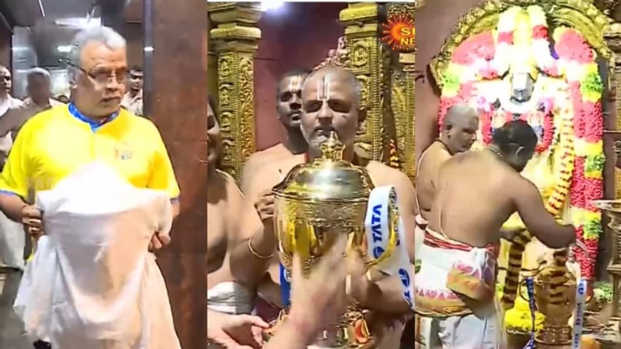 ഐപിഎല് കിരീടം തിരുപ്പതി ക്ഷേത്രത്തിലെത്തിച്ച് പ്രത്യേക പൂജകള് നടത്തി ചെന്നൈ സൂപ്പര് കിംഗ്സ് ഐപിഎല് കിരീടം തിരുപ്പതി ക്ഷേത്രത്തിലെത്തിച്ച് പ്രത്യേക പൂജകള് നടത്തി ചെന്നൈ സൂപ്പര് കിംഗ്സ്