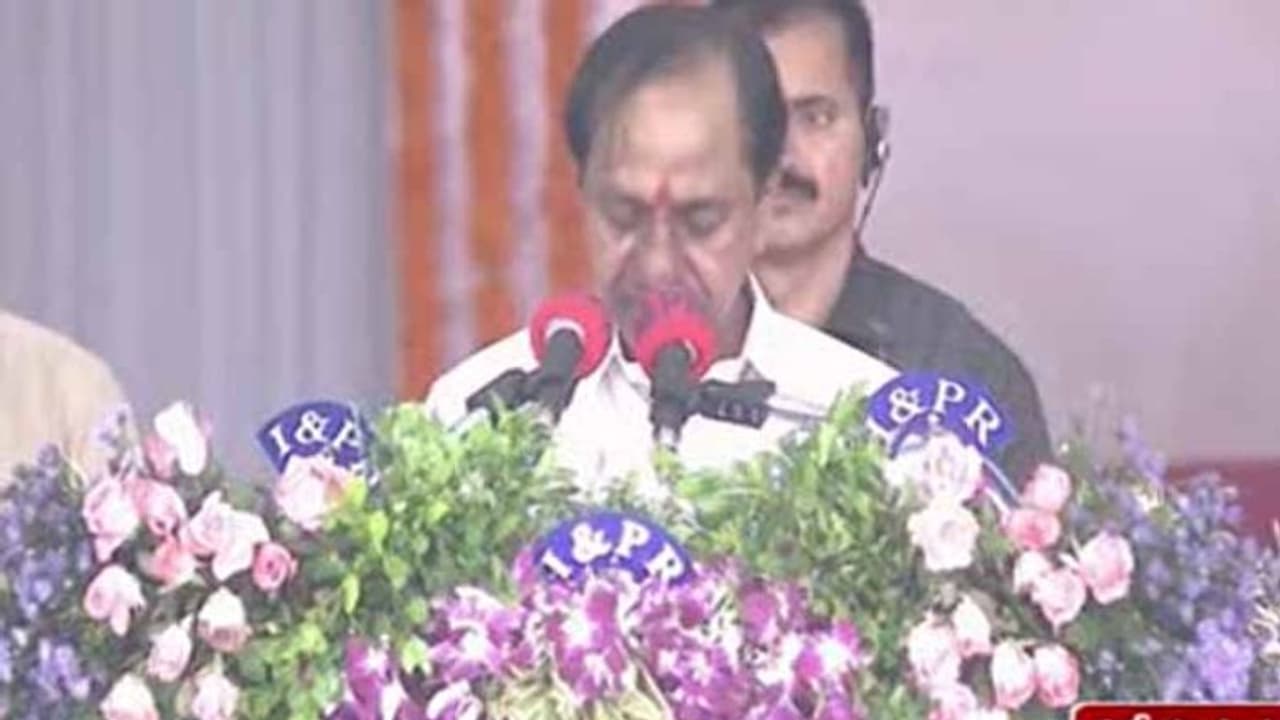 దూప, దీప, నైవైద్యం నిధులు రూ. 10 వేలకు పెంపు: కేసీఆర్ దూప, దీప, నైవైద్యం నిధులు రూ. 10 వేలకు పెంపు: కేసీఆర్