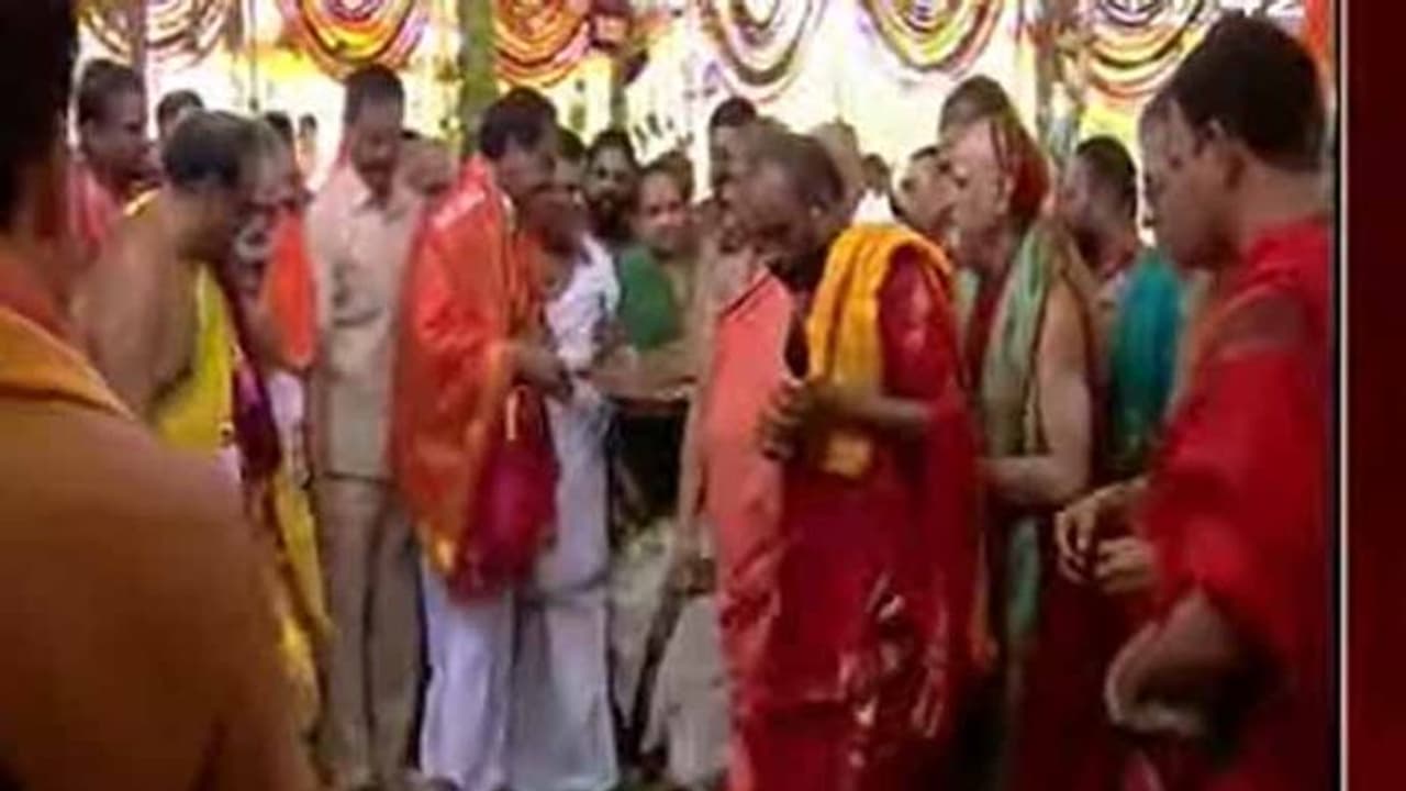 హైద్రాబాద్ గోపన్పల్లిలో బ్రహ్మణ సేవా సదన్ ప్రారంభించిన కేసీఆర్ హైద్రాబాద్ గోపన్పల్లిలో బ్రహ్మణ సేవా సదన్ ప్రారంభించిన కేసీఆర్