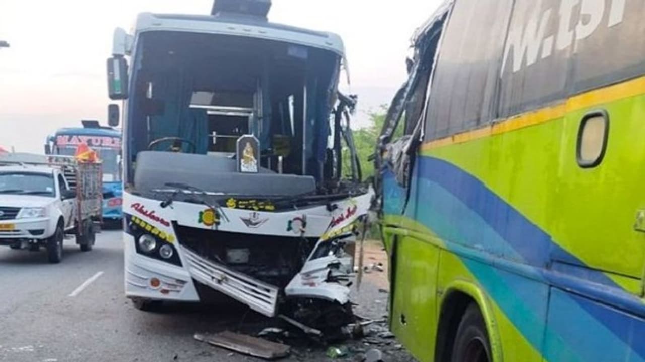 'పుష్ప 2' ఆర్టిస్టులు బస్సుకు యాక్సిడెంట్.. పలువురికి గాయాలు 'పుష్ప 2' ఆర్టిస్టులు బస్సుకు యాక్సిడెంట్.. పలువురికి గాయాలు