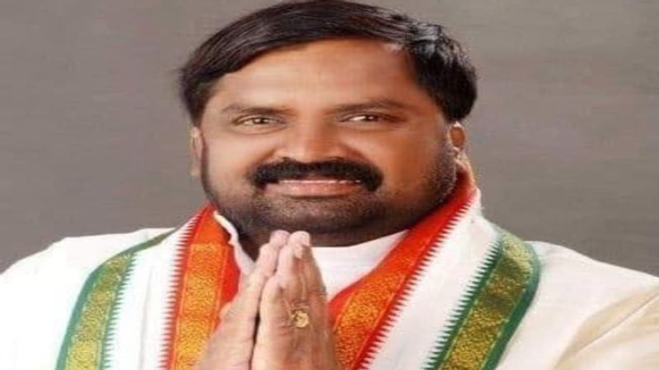 నేషనల్ హెరాల్డ్ కేసు.. ముగిసిన అంజన్ కుమార్ యాదవ్ ఈడీ విచారణ.. రెండు గంటల పాటు ప్రశ్నించిన అధికారులు.. నేషనల్ హెరాల్డ్ కేసు.. ముగిసిన అంజన్ కుమార్ యాదవ్ ఈడీ విచారణ.. రెండు గంటల పాటు ప్రశ్నించిన అధికారులు..