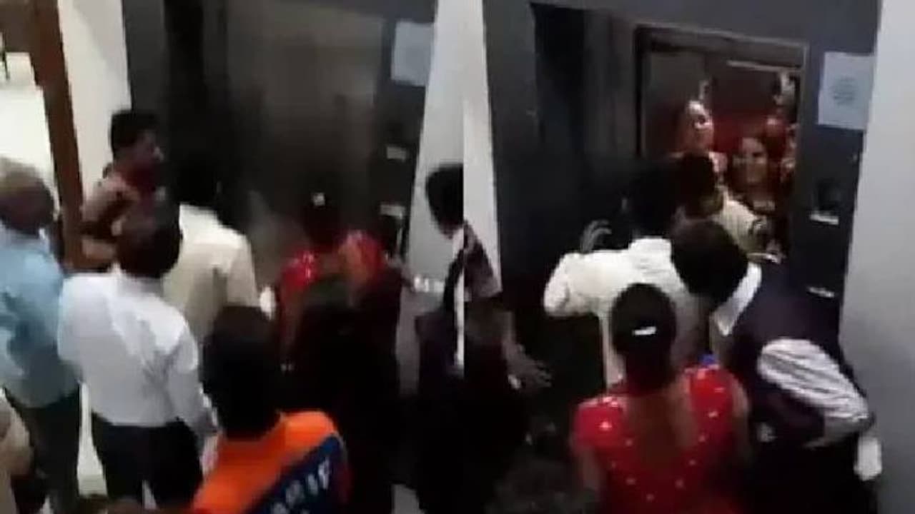 വിവാഹദിവസം വധു ലിഫ്റ്റിൽ കുടുങ്ങി, വിവാഹം മുടങ്ങുമോ എന്ന് ഭയം, പിന്നെ സംഭവിച്ചത്...