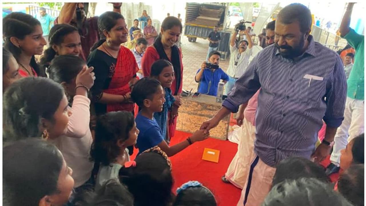 കുഞ്ഞാറ്റക്കിളികളെ, വരൂ വസന്ത കാലമായ്'; പാടിയും ആടിയും പാഠമൊക്കെ നേടി പറന്നിടാം, ഇനി സ്കൂളിൽ കാണാം! കുഞ്ഞാറ്റക്കിളികളെ, വരൂ വസന്ത കാലമായ്'; പാടിയും ആടിയും പാഠമൊക്കെ നേടി പറന്നിടാം, ഇനി സ്കൂളിൽ കാണാം!