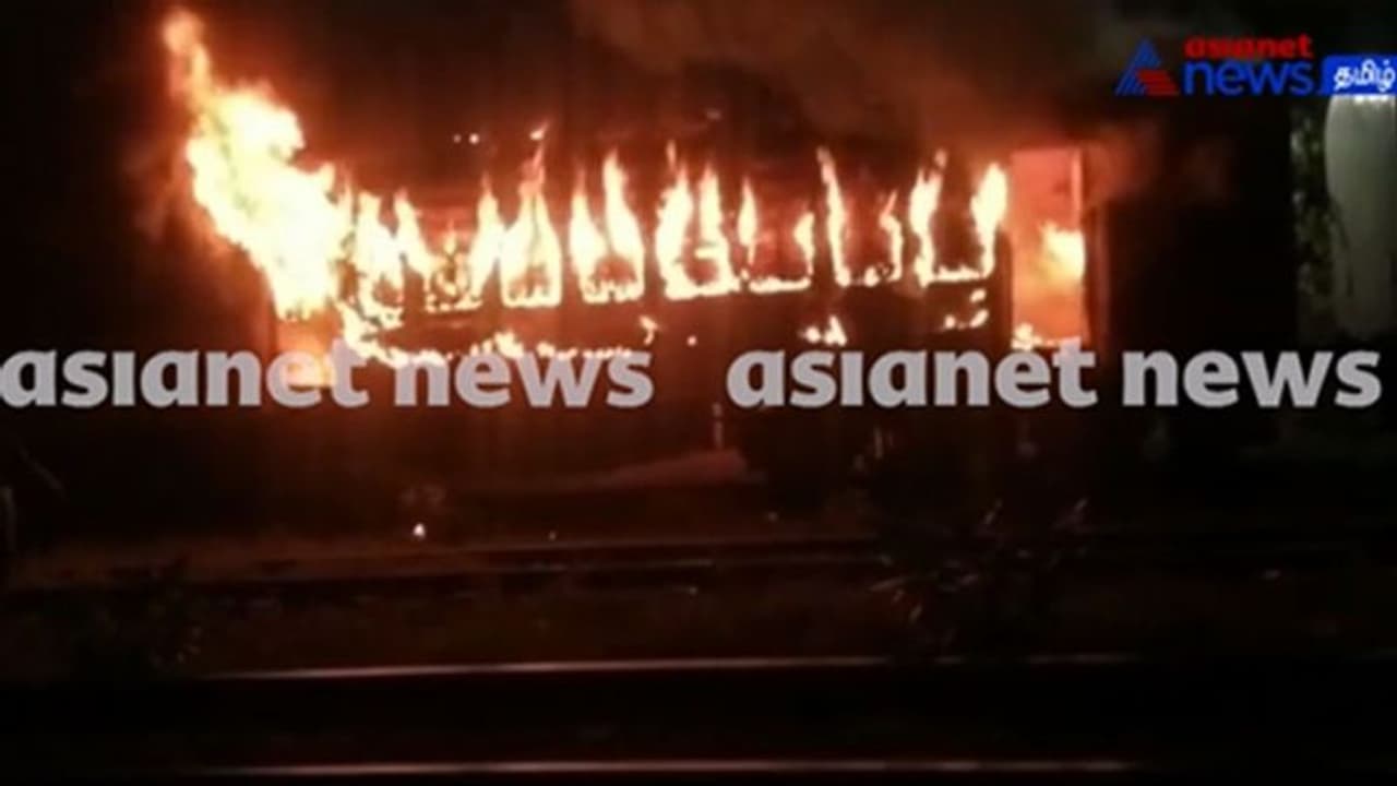 Kannur Train fire : கண்ணூரில் நிறுத்திவைக்கப்பட்டிருந்த ரயிலில் தீ! நாச வேலை காரணமா ரயில்வே விசாரணை!