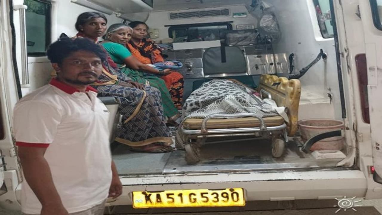 ರಾಯಚೂರು: ಆ್ಯಂಬುಲೆನ್ಸ್ನಲ್ಲೇ ಹೆಣ್ಣು ಮಗುವಿಗೆ ಜನ್ಮ ನೀಡಿದ ತಾಯಿ ರಾಯಚೂರು: ಆ್ಯಂಬುಲೆನ್ಸ್ನಲ್ಲೇ ಹೆಣ್ಣು ಮಗುವಿಗೆ ಜನ್ಮ ನೀಡಿದ ತಾಯಿ