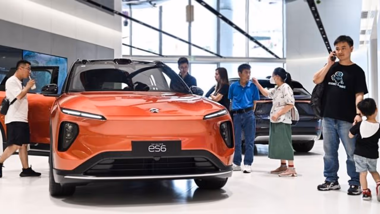 ഷോറൂമില് കൂട്ടിയിടി, 72 മണിക്കൂറിനകം ഈ കാര് വാങ്ങാൻ തള്ളിക്കയറിയത് 30,000 പേര്, തലകറങ്ങി കമ്പനി! ഷോറൂമില് കൂട്ടിയിടി, 72 മണിക്കൂറിനകം ഈ കാര് വാങ്ങാൻ തള്ളിക്കയറിയത് 30,000 പേര്, തലകറങ്ങി കമ്പനി!