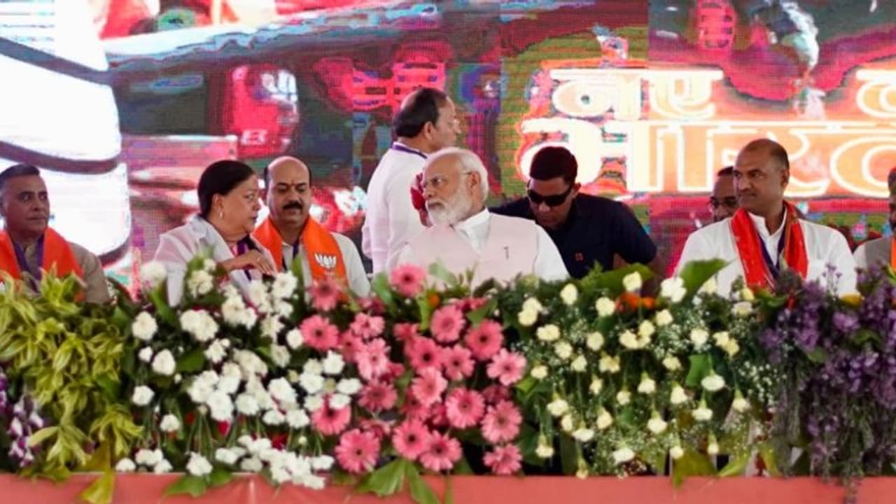 Vasundhara Raje's Presence at PM Modi Rally: மீண்டும் வசுந்தரராஜே சிந்தியா; கர்நாடகா தேர்தல் கொடுத்த பாடமா? Vasundhara Raje's Presence at PM Modi Rally: மீண்டும் வசுந்தரராஜே சிந்தியா; கர்நாடகா தேர்தல் கொடுத்த பாடமா?