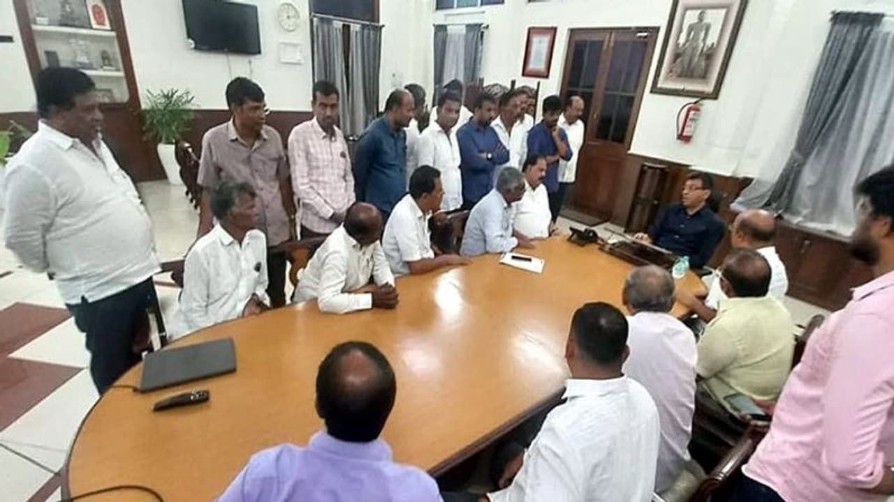 ಬೆಂಗಳೂರು: 5 ದಿನದಲ್ಲಿ ಬಿಲ್ ಪಾವತಿಸದಿದ್ದರೆ ಕೆಲಸ ಸ್ಥಗಿತ, ಬಿಬಿಎಂಪಿಗೆ ಗುತ್ತಿಗೆದಾರರ ಎಚ್ಚರಿಕೆ ಬೆಂಗಳೂರು: 5 ದಿನದಲ್ಲಿ ಬಿಲ್ ಪಾವತಿಸದಿದ್ದರೆ ಕೆಲಸ ಸ್ಥಗಿತ, ಬಿಬಿಎಂಪಿಗೆ ಗುತ್ತಿಗೆದಾರರ ಎಚ್ಚರಿಕೆ