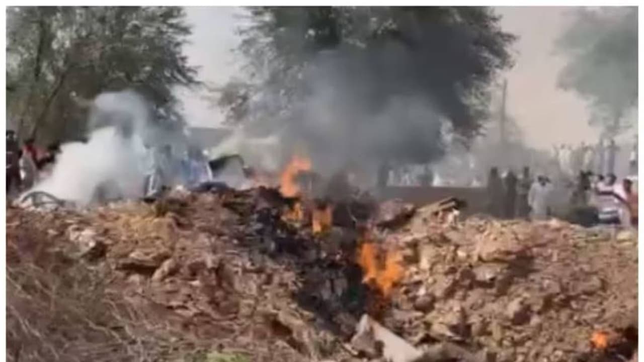 கர்நாடகாவில் இந்திய விமானப்படை விமானம் கீழே விழுந்து நொறுங்கி விபத்து.. விமானிகளின் நிலை என்ன? கர்நாடகாவில் இந்திய விமானப்படை விமானம் கீழே விழுந்து நொறுங்கி விபத்து.. விமானிகளின் நிலை என்ன?