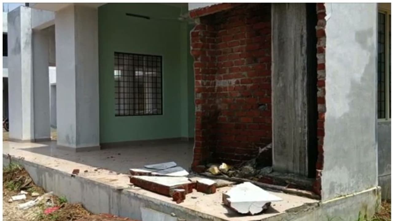 സര്ക്കാര് സ്കൂള് കെട്ടിടത്തിന്റെ ചുമരിടിഞ്ഞ് വീണു; അപകടമുണ്ടായത് കുട്ടികള് എത്തുന്നതിന് തൊട്ടുമുമ്പ് സര്ക്കാര് സ്കൂള് കെട്ടിടത്തിന്റെ ചുമരിടിഞ്ഞ് വീണു; അപകടമുണ്ടായത് കുട്ടികള് എത്തുന്നതിന് തൊട്ടുമുമ്പ്