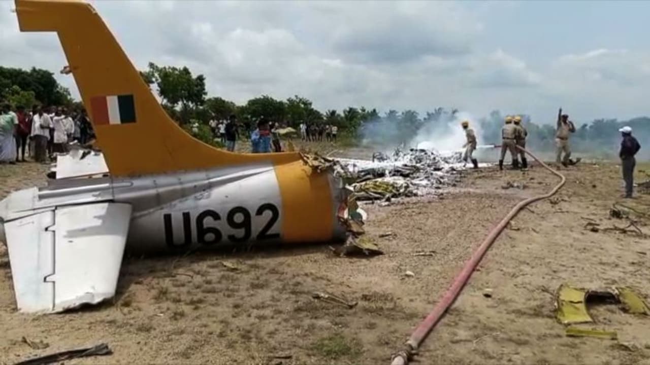 രണ്ട് പൈലറ്റുമാരുമായി പറന്നുയർന്ന വ്യോമസേനയുടെ ജെറ്റ് വിമാനം കർണാടകത്തിൽ തകർന്നു വീണു, കത്തിയമർന്നു