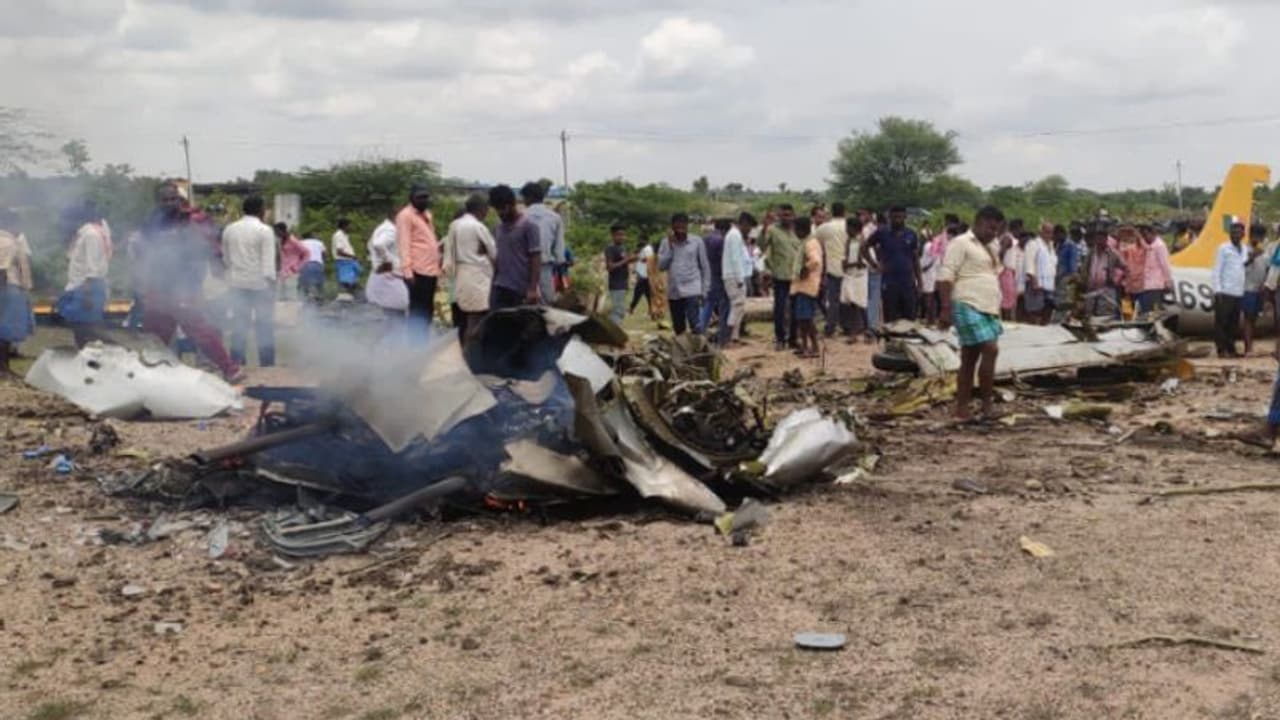 തകര്ന്ന് വീണ കിരണ് ജെറ്റ് വിമാനം പൂര്ണമായി കത്തിക്കരിഞ്ഞു, പാരച്യൂട്ട് ഉപയോഗിച്ച് പൈലറ്റുമാർ തകര്ന്ന് വീണ കിരണ് ജെറ്റ് വിമാനം പൂര്ണമായി കത്തിക്കരിഞ്ഞു, പാരച്യൂട്ട് ഉപയോഗിച്ച് പൈലറ്റുമാർ