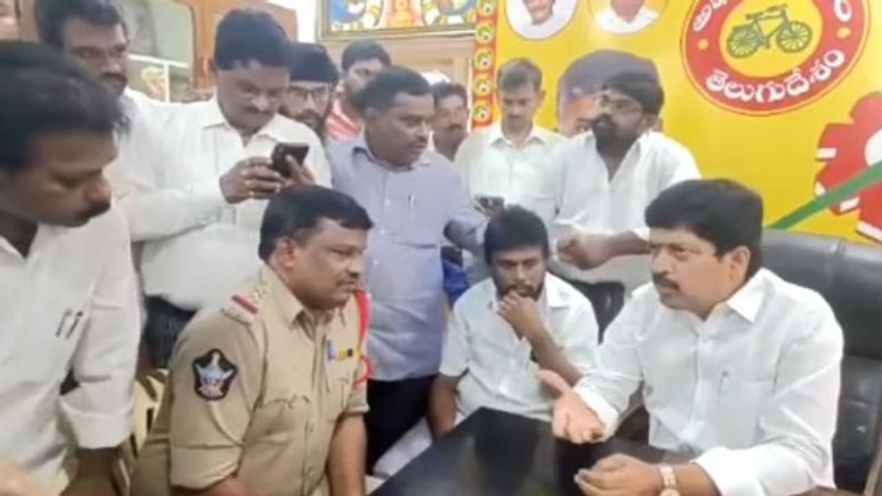 టీడీపీ నేత కొల్లు రవీంద్ర హౌస్ అరెస్ట్.. తీవ్ర ఉద్రిక్తత.. టీడీపీ నేత కొల్లు రవీంద్ర హౌస్ అరెస్ట్.. తీవ్ర ఉద్రిక్తత..