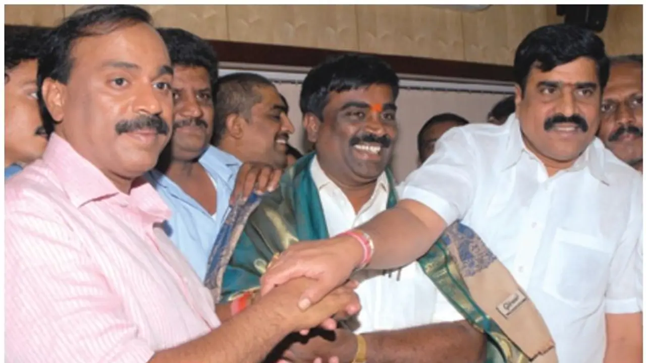 ನಮ್ಮನ್ನ ಬಳಸ್ಕೊಂಡು ಅಕ್ರಮವಾಗಿ ಹಣ ಗಳಿಸಿರೋ ಜನಾರ್ಧರೆಡ್ಡಿ, ನಮಗೇ ರಣಹೇಡಿಗಳು ಅಂತಾನೆ! ನಮ್ಮನ್ನ ಬಳಸ್ಕೊಂಡು ಅಕ್ರಮವಾಗಿ ಹಣ ಗಳಿಸಿರೋ ಜನಾರ್ಧರೆಡ್ಡಿ, ನಮಗೇ ರಣಹೇಡಿಗಳು ಅಂತಾನೆ!