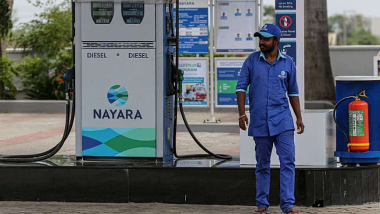 റിലയൻസിന് പിന്നാലെ നയാരയും; പെട്രോളിനും, ഡീസലിനും ഒരു രൂപ കുറച്ചു റിലയൻസിന് പിന്നാലെ നയാരയും; പെട്രോളിനും, ഡീസലിനും ഒരു രൂപ കുറച്ചു