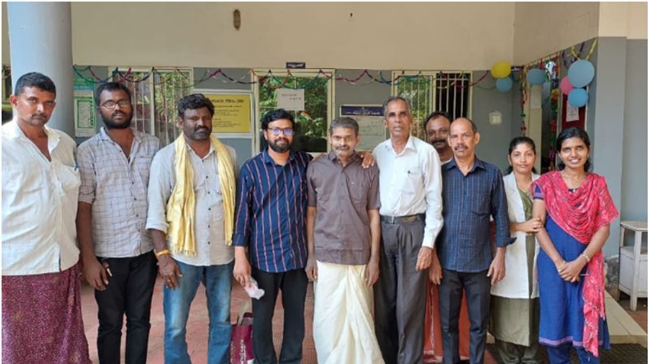 ഒറ്റയ്ക്കല്ല, ഇനി കുടുംബത്തിനൊപ്പം: വർഷങ്ങളുടെ ദുരിതം, ഒടുവിൽ ഉറ്റവർക്കൊപ്പം നാട്ടിലേക്ക് മടങ്ങി രാമകൃഷ്ണ