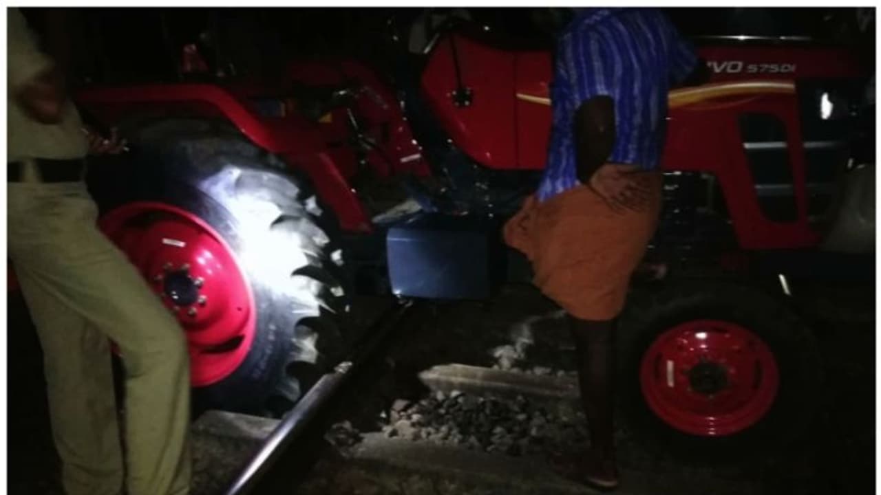 ട്രാക്ടർ റെയിൽവേ ട്രാക്കിൽ കുടുങ്ങി, ആശങ്കയുടെ ഒന്നര മണിക്കൂർ, ഒടുവിൽ പാളത്തിൽ നിന്നും നീക്കി