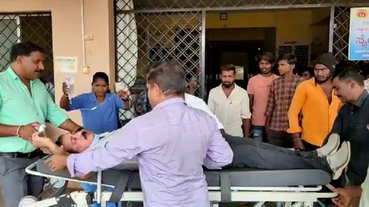 ಫುಲ್ ಡ್ರಿಂಕ್ಸ್ ಮಾಡಿ ಆಸ್ಪತ್ರೆಗೆ ಬಂದ ವೈದ್ಯ ಬೆಡ್ ಮೇಲೆ ಸ್ಲೀಪಿಂಗ್: ಅನಸ್ತೇಷಿಯಾ ಪಡೆದ ಮಹಿಳೆಯರ ಗತಿ ಏನಾಯ್ತು? ಫುಲ್ ಡ್ರಿಂಕ್ಸ್ ಮಾಡಿ ಆಸ್ಪತ್ರೆಗೆ ಬಂದ ವೈದ್ಯ ಬೆಡ್ ಮೇಲೆ ಸ್ಲೀಪಿಂಗ್: ಅನಸ್ತೇಷಿಯಾ ಪಡೆದ ಮಹಿಳೆಯರ ಗತಿ ಏನಾಯ್ತು?