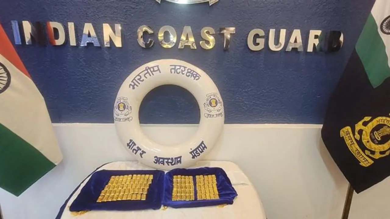 கடலில் வீசப்பட்ட 32 கிலோ தங்கக் கட்டிகள் பறிமுதல்; மன்னார் வளைகுடாவில் 2 நாள் தேடலுக்குப் பின் சிக்கியது கடலில் வீசப்பட்ட 32 கிலோ தங்கக் கட்டிகள் பறிமுதல்; மன்னார் வளைகுடாவில் 2 நாள் தேடலுக்குப் பின் சிக்கியது