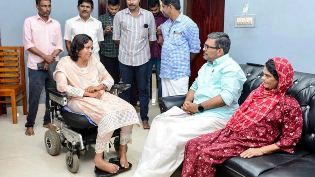 'പൊരുതിനേടുക എന്നൊക്കെ പറഞ്ഞാൽ ഇതാണ്, സൂര്യതേജസുള്ള നേട്ടം'; ഷഹാനയെ വീട്ടിലെത്തി കണ്ട് മന്ത്രി 'പൊരുതിനേടുക എന്നൊക്കെ പറഞ്ഞാൽ ഇതാണ്, സൂര്യതേജസുള്ള നേട്ടം'; ഷഹാനയെ വീട്ടിലെത്തി കണ്ട് മന്ത്രി