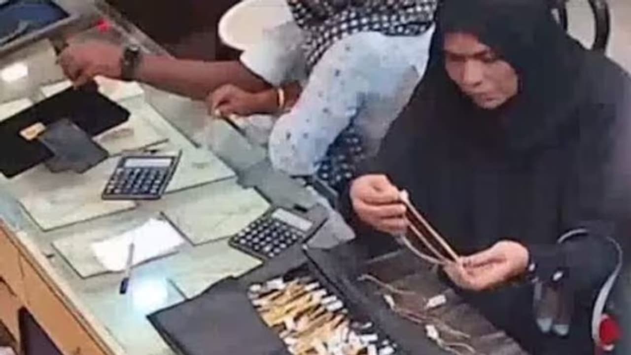 സെയിൽസ്മാന്റെ കണ്ണൊന്നുതെറ്റി, ഒന്നരപ്പവന്റെ 2 മാല മോഷ്ടിച്ച് യുവതി മുങ്ങി, എല്ലാം ക്യാമറയിൽ... സെയിൽസ്മാന്റെ കണ്ണൊന്നുതെറ്റി, ഒന്നരപ്പവന്റെ 2 മാല മോഷ്ടിച്ച് യുവതി മുങ്ങി, എല്ലാം ക്യാമറയിൽ...