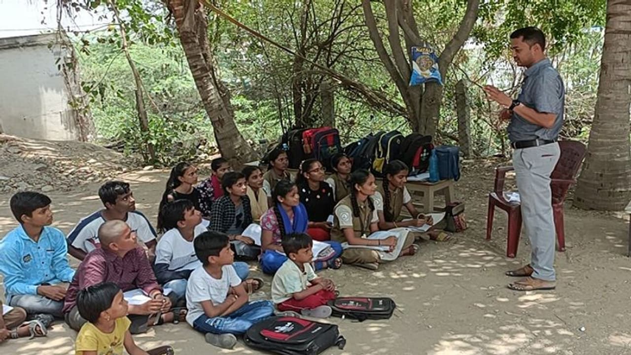 ಬಳ್ಳಾರಿ: ಶಾಲೆ ಆರಂಭವಾದ ಎರಡೇ ದಿನಕ್ಕೆ ಮಕ್ಕಳಿಗೆ ಬಿಗ್ ಶಾಕ್..! ಬಳ್ಳಾರಿ: ಶಾಲೆ ಆರಂಭವಾದ ಎರಡೇ ದಿನಕ್ಕೆ ಮಕ್ಕಳಿಗೆ ಬಿಗ್ ಶಾಕ್..!