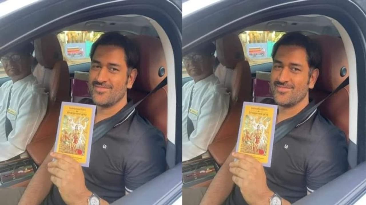 பகவத் கீதையை கொண்டு செல்ல காரணம் என்ன? நீங்களே பாருங்கள் என்று காண்பித்த தோனி!