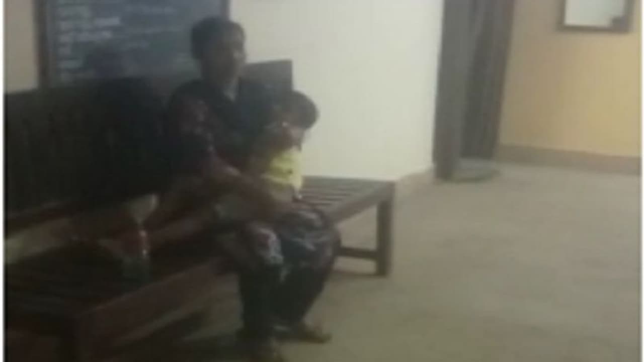 ಚಿಕ್ಕಮಗಳೂರು: ಪ್ರಕರಣ ದಾಖಲಿಸಲು ಪೊಲೀಸರ ಹಿಂದೇಟು, ಮಧ್ಯರಾತ್ರಿವರೆಗೂ ಮಹಿಳೆ ಪ್ರತಿಭಟನೆ