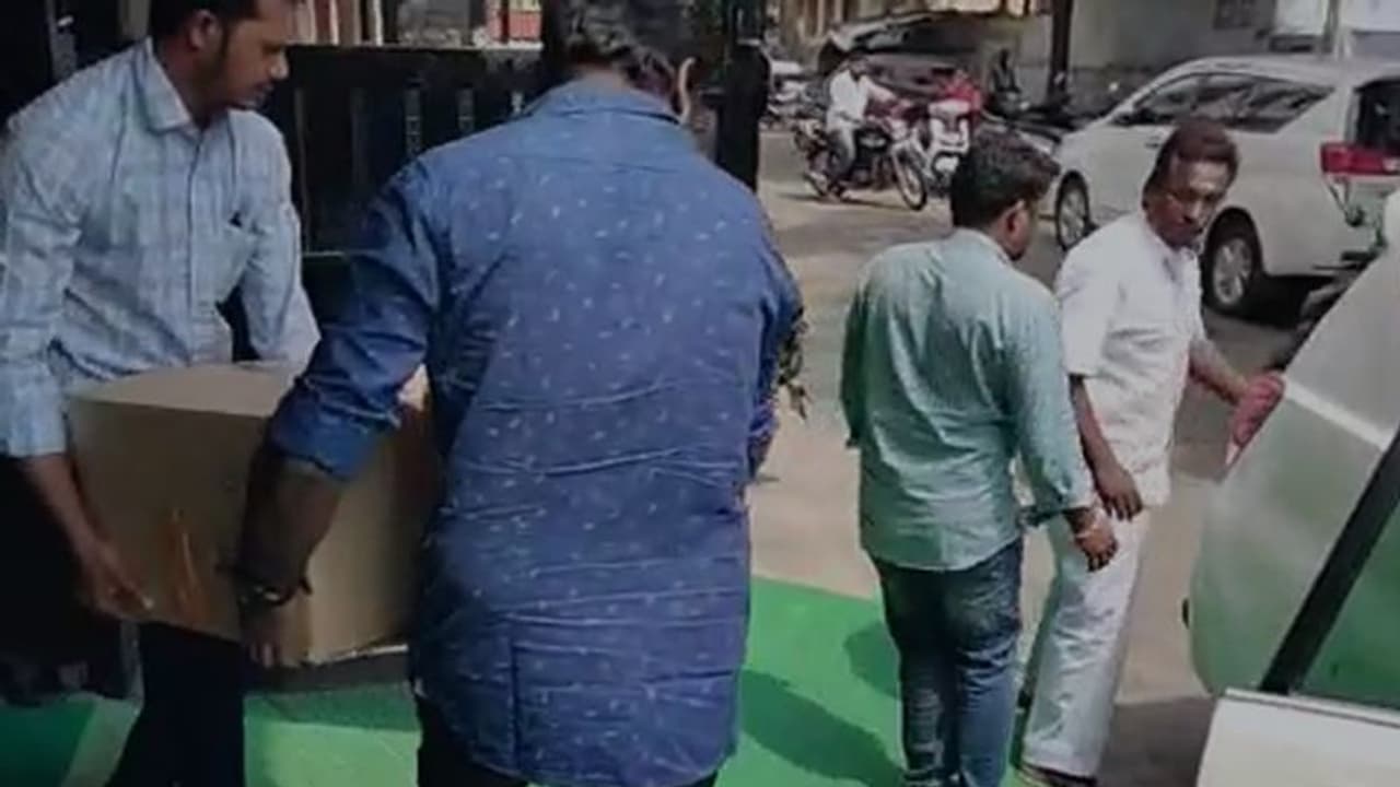 கரூர் ரெய்டு.. 2 பெட்டிகளில் சிக்கிய முக்கிய ஆவணங்கள்? துப்பாக்கி ஏந்திய பாதுகாப்புடன் எடுத்து செல்லப்பட்டது.!