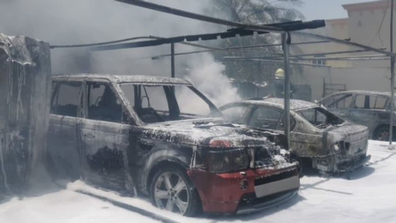 ഒമാനില് നിര്ത്തിയിട്ടിരുന്ന മൂന്ന് വാഹനങ്ങൾക്ക് തീ പിടിച്ചു ഒമാനില് നിര്ത്തിയിട്ടിരുന്ന മൂന്ന് വാഹനങ്ങൾക്ക് തീ പിടിച്ചു