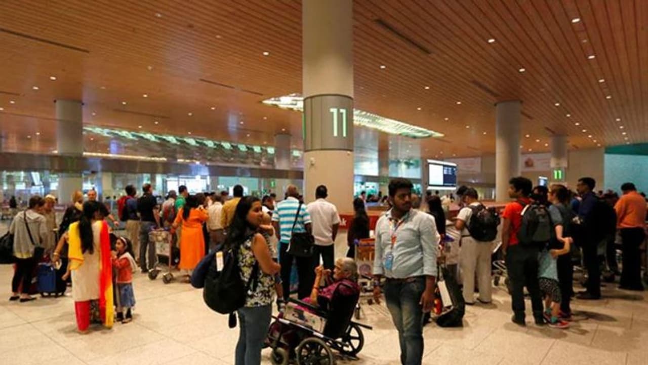 ಎಕ್ಸ್ಟಾ ಲಗೇಜ್ಗೆ ಶುಲ್ಕ ಕಟ್ಟುವಂತೆ ಕೇಳಿದ್ದಕ್ಕೆ ಬಾಂಬ್ ಬಾಂಬ್ ಎಂದು ಕೂಗಿದ ಮಹಿಳೆ ಎಕ್ಸ್ಟಾ ಲಗೇಜ್ಗೆ ಶುಲ್ಕ ಕಟ್ಟುವಂತೆ ಕೇಳಿದ್ದಕ್ಕೆ ಬಾಂಬ್ ಬಾಂಬ್ ಎಂದು ಕೂಗಿದ ಮಹಿಳೆ