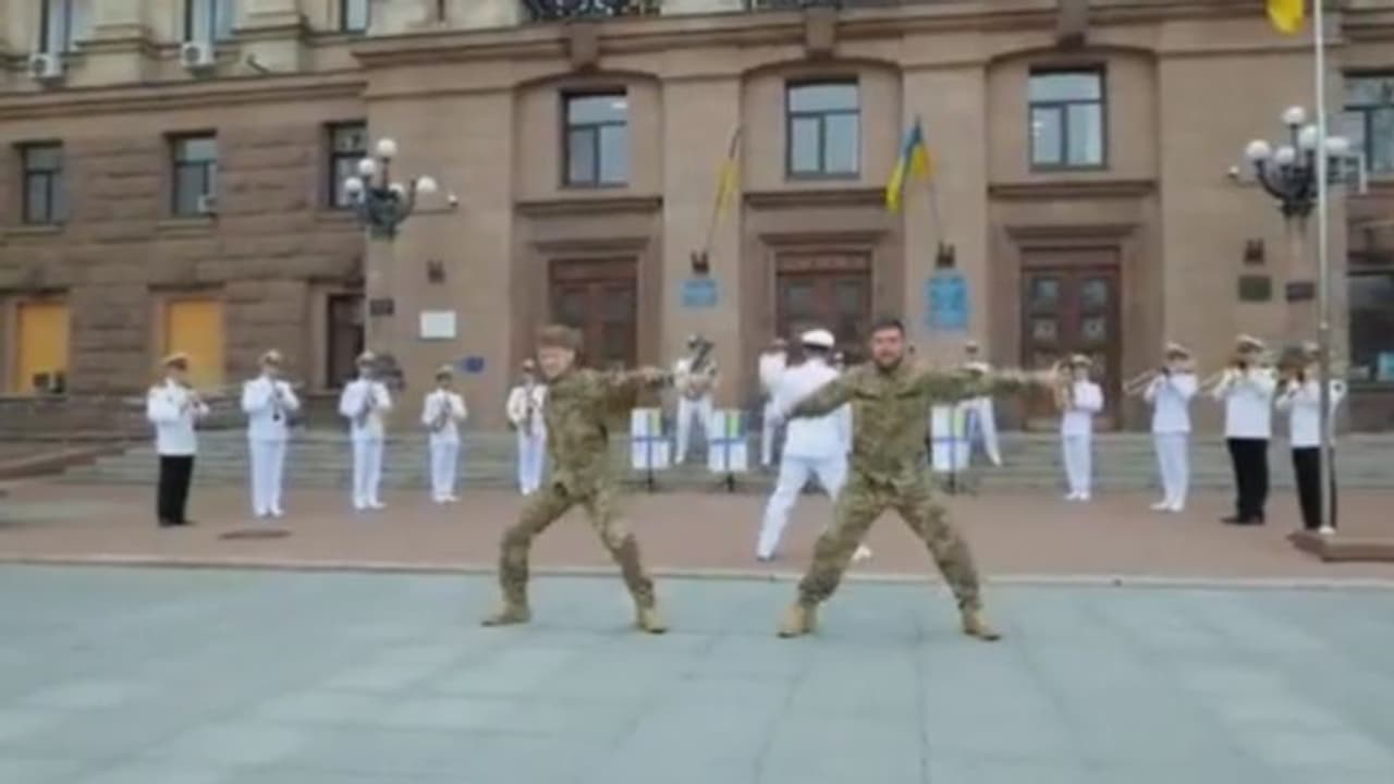 Russia Ukraine war: ಯುದ್ಧದ ಭೀಕರತೆ ನಡುವೆಯೂ ಉಕ್ರೇನ್ ಸೈನಿಕರ 'ನಾನು ನಾಟು' ಡಾನ್ಸ್, ವಿಡಿಯೋ ವೈರಲ್ Russia Ukraine war: ಯುದ್ಧದ ಭೀಕರತೆ ನಡುವೆಯೂ ಉಕ್ರೇನ್ ಸೈನಿಕರ 'ನಾನು ನಾಟು' ಡಾನ್ಸ್, ವಿಡಿಯೋ ವೈರಲ್