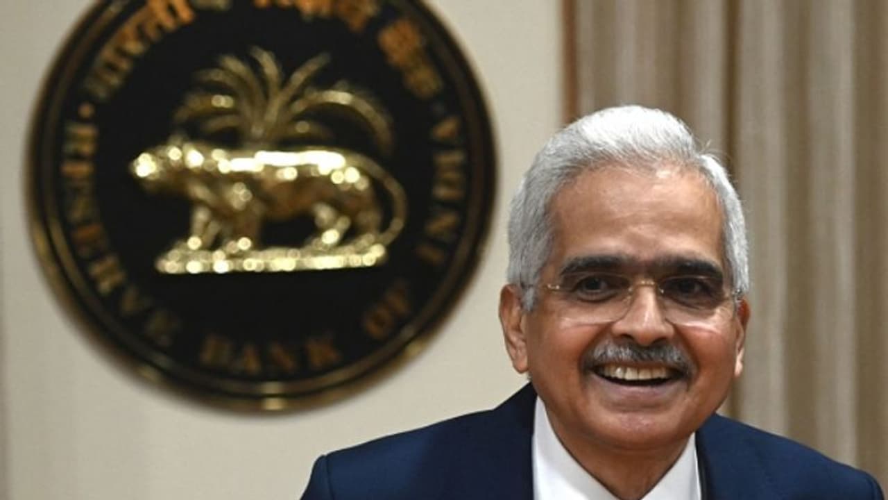 വായ്പയെടുത്തവർക്ക് ആശ്വാസനടപടിയുമായി ആർബിഐ; ഫ്ലോട്ടിങ്ങിൽ നിന്ന് ഫിക്സഡ് നിരക്കിലേക്ക് മാറാം വായ്പയെടുത്തവർക്ക് ആശ്വാസനടപടിയുമായി ആർബിഐ; ഫ്ലോട്ടിങ്ങിൽ നിന്ന് ഫിക്സഡ് നിരക്കിലേക്ക് മാറാം