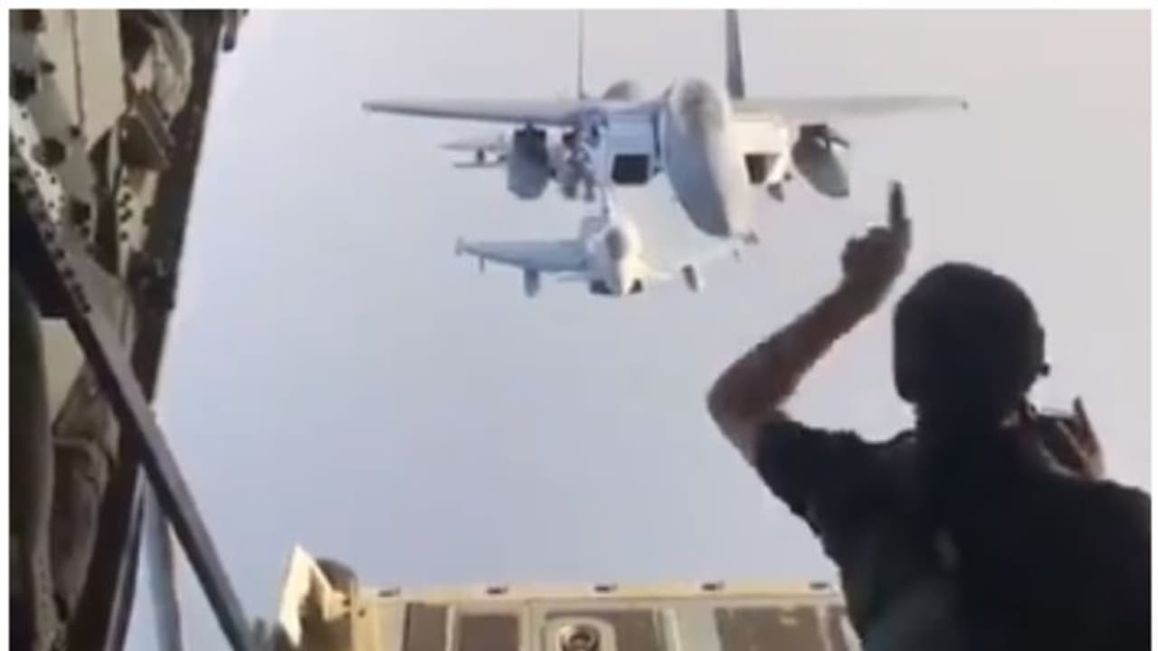 ചൂണ്ടു വിരലില് ഫൈറ്റര് ജെറ്റുകളെ ആകാശത്ത് പോസ് ചെയ്യിച്ച് ഫോട്ടോഗ്രാഫര്; കണ്ണ് തള്ളി നെറ്റിസണ്സ് ചൂണ്ടു വിരലില് ഫൈറ്റര് ജെറ്റുകളെ ആകാശത്ത് പോസ് ചെയ്യിച്ച് ഫോട്ടോഗ്രാഫര്; കണ്ണ് തള്ളി നെറ്റിസണ്സ്