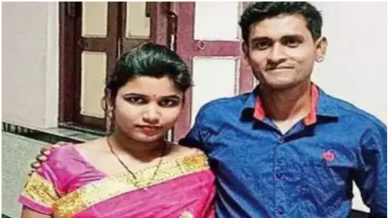 ബംഗ്ലാദേശികളെന്ന് മുദ്രകുത്തി; ബെംഗളൂരുവിൽ ജോലിക്കെത്തിയ ബംഗാൾ ദമ്പതികൾ ജയിലിൽ കിടന്നത് 301 ദിവസം! ബംഗ്ലാദേശികളെന്ന് മുദ്രകുത്തി; ബെംഗളൂരുവിൽ ജോലിക്കെത്തിയ ബംഗാൾ ദമ്പതികൾ ജയിലിൽ കിടന്നത് 301 ദിവസം!