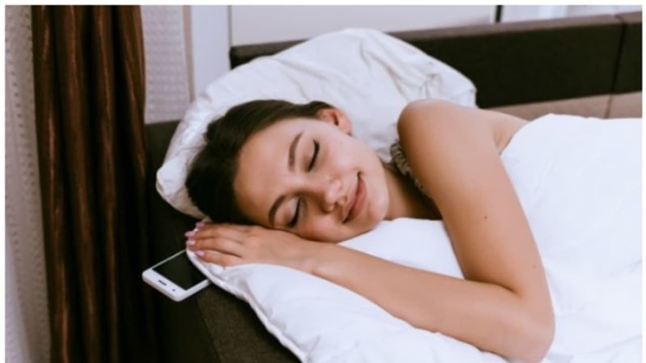 തലയിണയ്ക്കടിയിൽ മൊബൈൽ ഫോൺ വച്ച് ഉറങ്ങുന്ന ശീലമുണ്ടോ? സൂക്ഷിക്കുക 