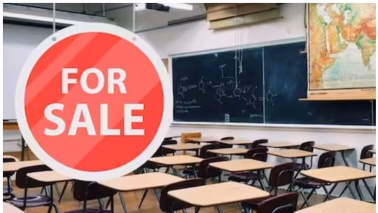 പാതി ജയിലിന് സമം; യുഎസില് സ്കൂള് വില്പനയ്ക്ക് വച്ച് കുട്ടികള്, വില 34 ലക്ഷം രൂപ ! പാതി ജയിലിന് സമം; യുഎസില് സ്കൂള് വില്പനയ്ക്ക് വച്ച് കുട്ടികള്, വില 34 ലക്ഷം രൂപ !