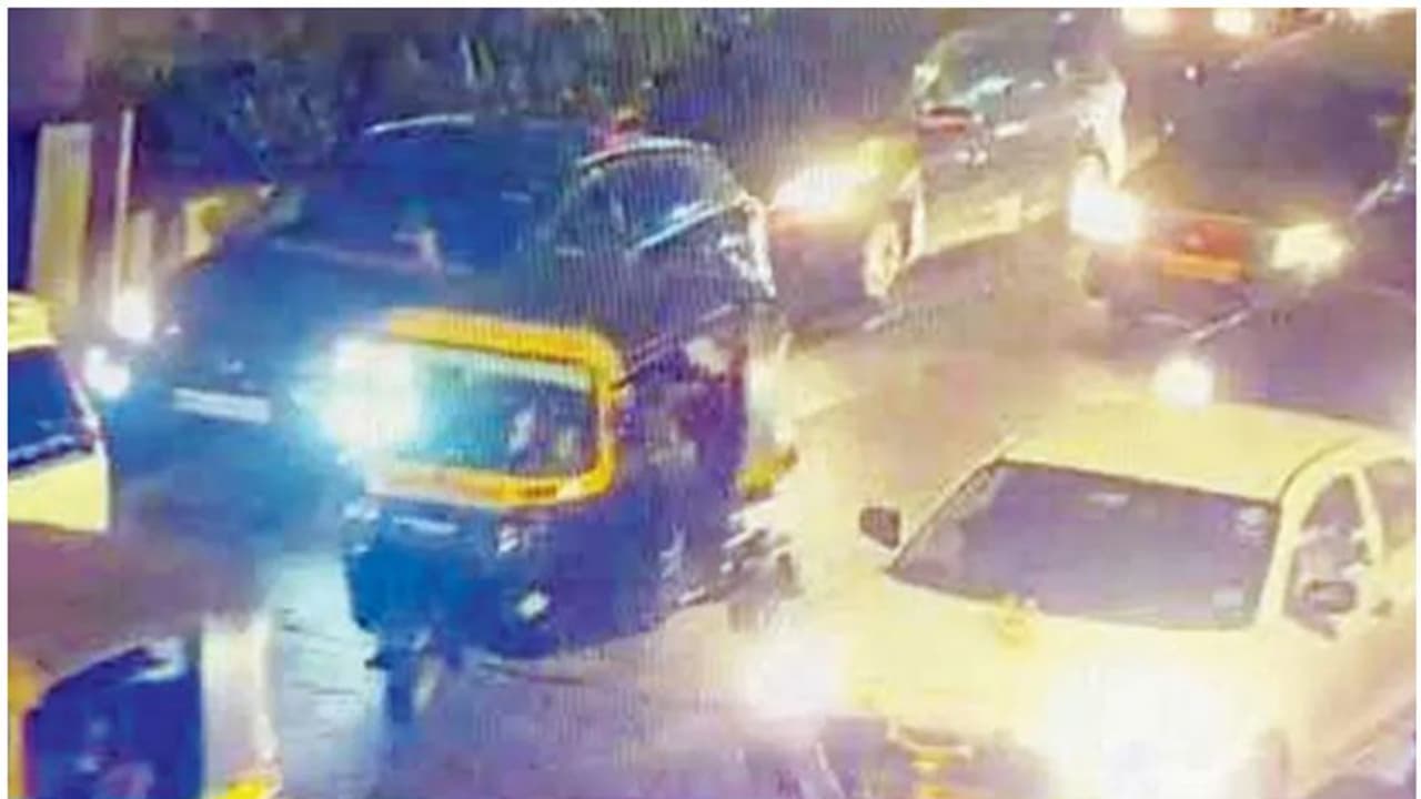 ടൂറിനിടെ കാമുകിയെ കയറിപ്പിടിച്ചു, എതിർത്തപ്പോൾ കാമുകന്റെ കൊടുംക്രൂരത; ഓടിയെത്തിയ പൊലീസ് കണ്ടത് രക്ഷയായി ടൂറിനിടെ കാമുകിയെ കയറിപ്പിടിച്ചു, എതിർത്തപ്പോൾ കാമുകന്റെ കൊടുംക്രൂരത; ഓടിയെത്തിയ പൊലീസ് കണ്ടത് രക്ഷയായി