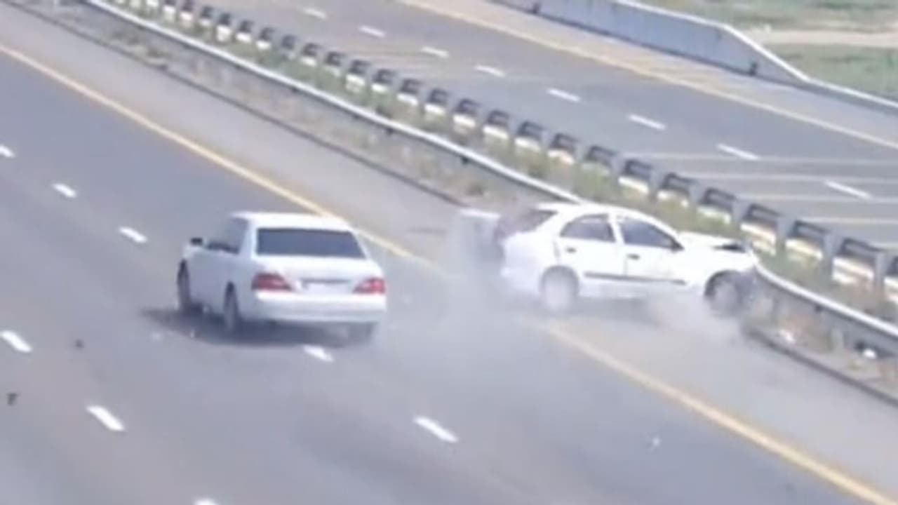 ഡ്രൈവിങിലെ അശ്രദ്ധ, കാറുകള് കൂട്ടിയിടിച്ചുണ്ടായത് വന് അപകടം; ക്യാമറാ ദൃശ്യങ്ങള് പുറത്തുവിട്ട് പൊലീസ് ഡ്രൈവിങിലെ അശ്രദ്ധ, കാറുകള് കൂട്ടിയിടിച്ചുണ്ടായത് വന് അപകടം; ക്യാമറാ ദൃശ്യങ്ങള് പുറത്തുവിട്ട് പൊലീസ്