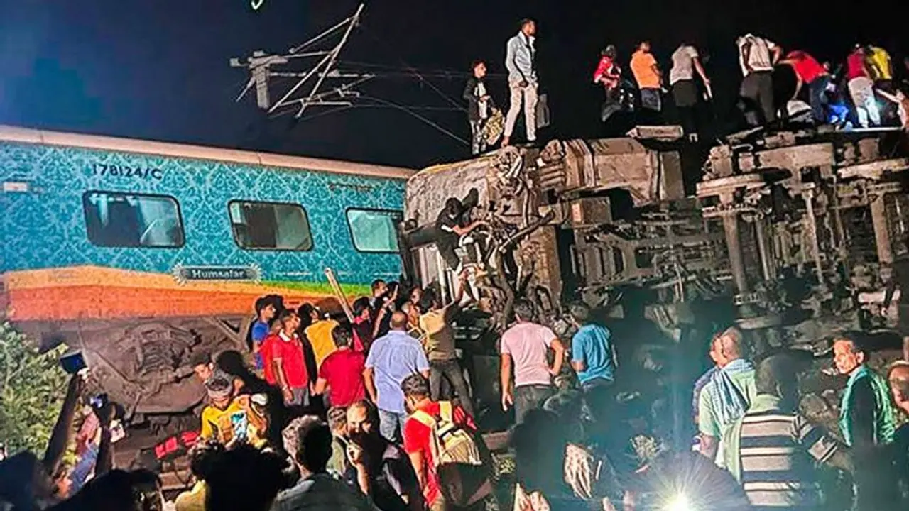 രാജ്യത്തെ നടുക്കി ഒഡീഷ ട്രെയിൻ ദുരന്തം: മരണം 280 കടന്നു, 900 ലേറെ പേർക്ക് പരിക്ക്, മരണസംഖ്യ ഉയർന്നേക്കും രാജ്യത്തെ നടുക്കി ഒഡീഷ ട്രെയിൻ ദുരന്തം: മരണം 280 കടന്നു, 900 ലേറെ പേർക്ക് പരിക്ക്, മരണസംഖ്യ ഉയർന്നേക്കും