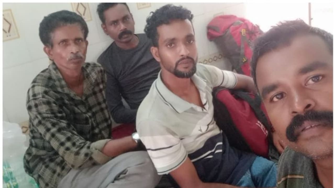 '2 വട്ടം ട്രെയിൻ മറിഞ്ഞു, രക്ഷപ്പെട്ടത് തലനാരിഴയ്ക്ക്, എമർജൻസി വാതിൽ പൊളിച്ചിറങ്ങി; മലയാളികൾ പറയുന്നു... '2 വട്ടം ട്രെയിൻ മറിഞ്ഞു, രക്ഷപ്പെട്ടത് തലനാരിഴയ്ക്ക്, എമർജൻസി വാതിൽ പൊളിച്ചിറങ്ങി; മലയാളികൾ പറയുന്നു...