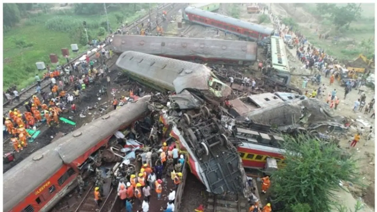 10 വർഷത്തിനിടയിലെ ഏറ്റവും വലിയ ട്രെയിൻ ദുരന്തം, സിഗ്നൽ സംവിധാനം പാളിയത് വീഴ്ച, മരണം ഉയരുന്നു 