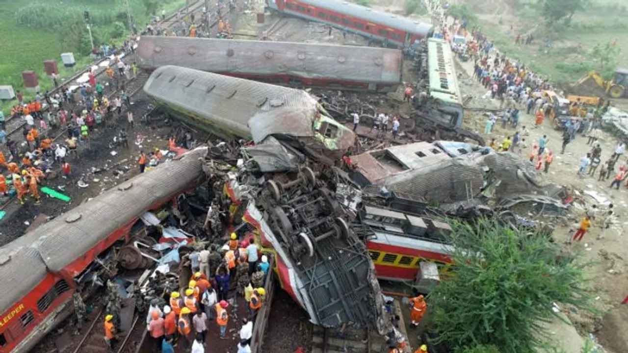 ಕೊರಮಂಡಲ್ ಎಕ್ಸ್ಪ್ರೆಸ್ ಅಪಘಾತದ ಬೆಚ್ಚಿ ಬೀಳಿಸುವ ವಿಡಿಯೋ ಬಹಿರಂಗ! ಕೊರಮಂಡಲ್ ಎಕ್ಸ್ಪ್ರೆಸ್ ಅಪಘಾತದ ಬೆಚ್ಚಿ ಬೀಳಿಸುವ ವಿಡಿಯೋ ಬಹಿರಂಗ!