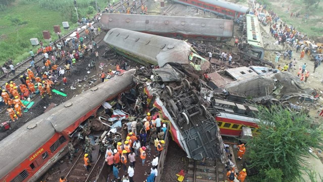 Coromandel Express Accident: தடம் புரண்ட கோரமண்டல் ரயில் மீது ஹவுரா ரயில் மோதியது எப்படி? 