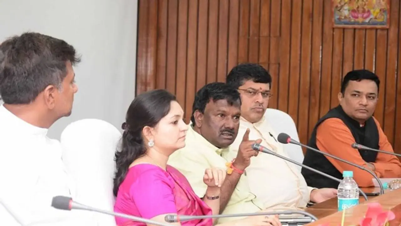 ಚಿತ್ರದುರ್ಗ ಮೆಡಿಕಲ್ ಕಾಲೇಜು ಸ್ಥಾಪನೆಗೆ ಪ್ಲಾನ್ ರೂಪಿಸಿ: ಅಧಿಕಾರಿಗಳಿಗೆ ಕೇಂದ್ರ ಸಚಿವ ನಾರಾಯಣಸ್ವಾಮಿ ಖಡಕ್ ವಾರ್ನ್