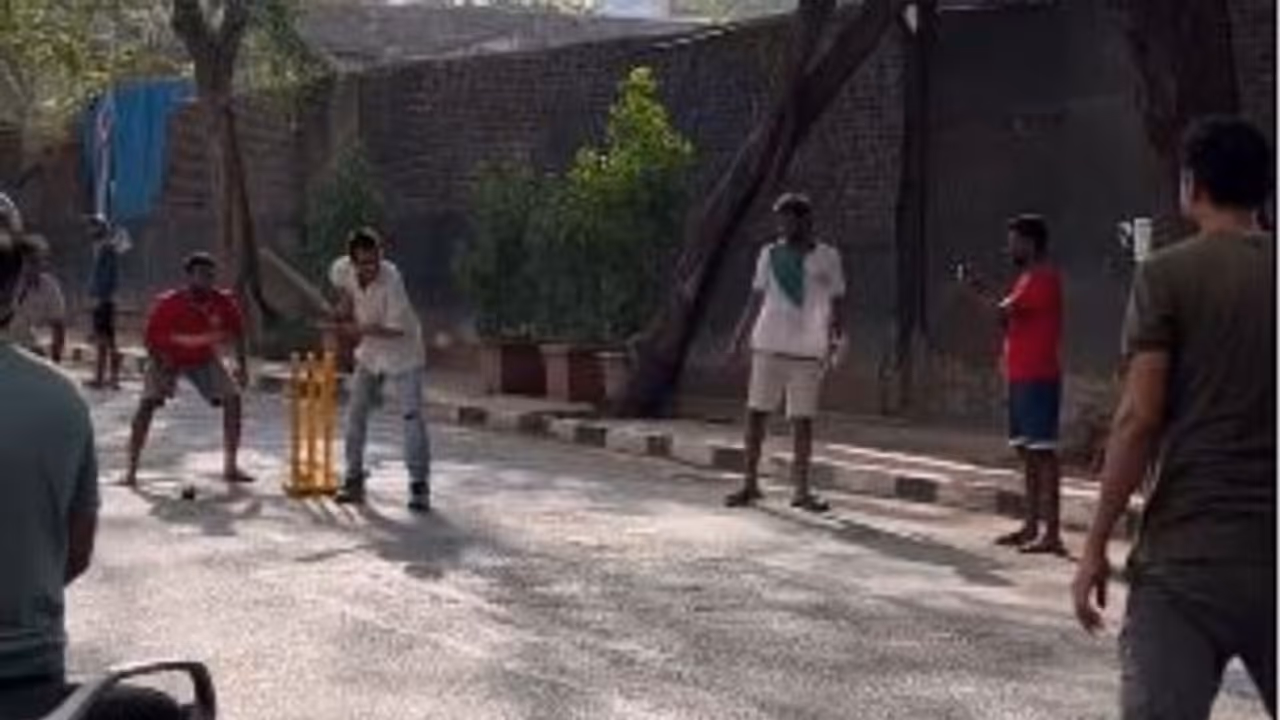 గల్లీ క్రికెట్లో ఇంపాక్ట్ ప్లేయర్గా చాహల్.. మోస్ట్ అండర్ రేటెడ్ బ్యాటర్ అంటూ.. డివిలియర్స్ కామెంట్స్ గల్లీ క్రికెట్లో ఇంపాక్ట్ ప్లేయర్గా చాహల్.. మోస్ట్ అండర్ రేటెడ్ బ్యాటర్ అంటూ.. డివిలియర్స్ కామెంట్స్