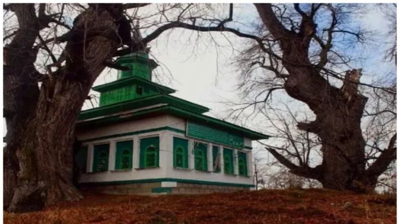 Tamlahal: సూఫీలకు కేంద్రంగా ఈ కశ్మీరీ గ్రామం.. ఇప్పటికీ సూఫీ సాంప్రదాయాలు సజీవం Tamlahal: సూఫీలకు కేంద్రంగా ఈ కశ్మీరీ గ్రామం.. ఇప్పటికీ సూఫీ సాంప్రదాయాలు సజీవం