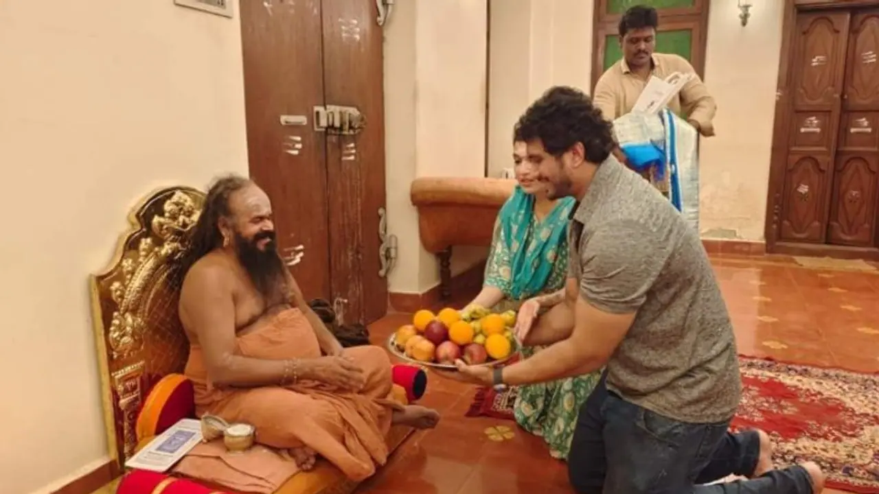 தருமை ஆதினம் 27ஆவது குரு மகா சந்நிதானத்தை சந்தித்து ஆசி பெற்ற சௌந்தர்யா ரஜினிகாந்த், விசாகன்!