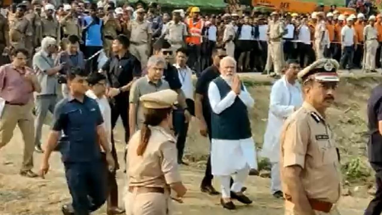 ఒడిషా రైలు ప్రమాదం : బాలాసోర్ ఆసుపత్రిలో బాధితులను పరామర్శించిన మోడీ ఒడిషా రైలు ప్రమాదం : బాలాసోర్ ఆసుపత్రిలో బాధితులను పరామర్శించిన మోడీ