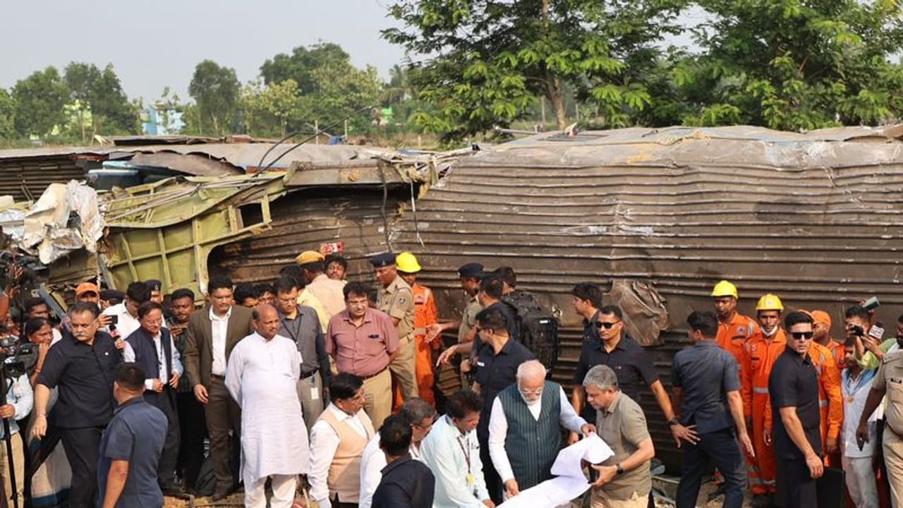 ರೈಲು ದುರಂತ ನಡೆದ ಬಹನಾಗಗೆ ಪ್ರಧಾನಿ ಭೇಟಿ, ಭೀಕರ ಅಪಘಾತ ಸ್ಥಳ ನೋಡಿ ಮರುಗಿದ ಮೋದಿ!